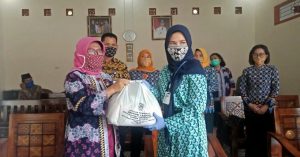 Ringankan Beban Masyarakat Terdampak Covid-19, Nanda Indira Dendi Berikan Bantuan