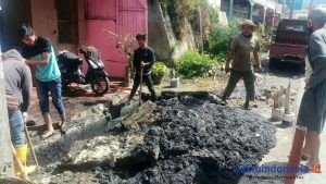 Tanah Bekas Kerukan Parit Dibiarkan Begitu Saja, Dianggap Ganggu Aktivitas Warga