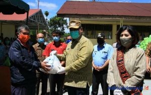 Bupati Dairi Bagikan Sembako Untuk Guru Honorer