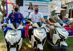 Wujudkan Program Go Green, Dendi Ramadhona Serahkan Bantuan Motor Listrik