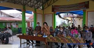 Wakil Bupati Karo Cory Plototi Penyaluran BLT DD di Gungpinto