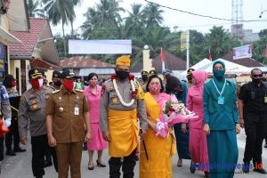 Kunjungi Polres Batubara, Kapolda Sumut Dihadiahi Pakaian Khas Batubara