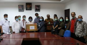 Dari Rektor USU, Komisi A DPRD Karo Serahkan Bantuan 300 Alat Rapid Test untuk Pemkab