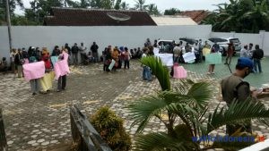 Akses Jalan Ditutup, Puluhan Masyarakat Dan LSM Gelar Aksi Depan Kantor BPN