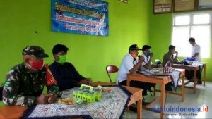 Penyaluran BLT Tahap II Pekon Suka Rame Dikawal TNI