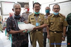 Bupati Agus Istiqlal Salurkan 2.200 Kg Beras Bantuan Kepada 220 KPM Di Kecamatan Krui Selatan