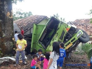 Mobil Pengangkut Batubara Hancurkan Rumah Warga Banjar Masin
