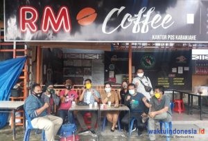 Puskesmas Barastagi Kenakan Baju Hamzat Layani Pasien Agar Terhindar dari Covid-19