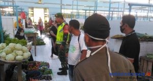 Tegakkan Disiplin Protokol Kesehatan Anggota TNI Turun ke Pasar Waybatu