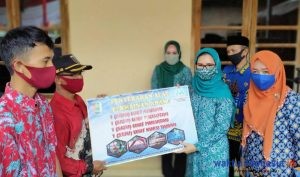 Ketua TP PKK Pesawaran Serahkan Bantuan Kader PKK dan Masyarakat Dua Kecamatan