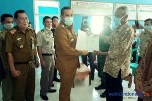 Bupati Dendi Ramadhona Serahkan Sertifikat Tanah Nelayan