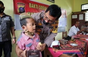 Support Murid, Kapolres Leonardo Sambangi SLB dan Panti Asuhan di Dairi