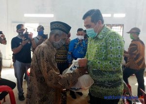 Ringankan Beban Masyarakat Terdampak Covid-19, Bupati Dendi Berikan Bantuan
