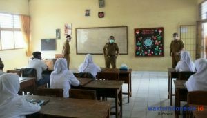 Pastikan KBM Berjalan Sesuai Protokol Kesehatan, Sulfakar Kunjungi Pesawaran