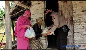 Memperingati HUT RI Ke 75 Tahun, Polsek Simpang Pematang Berikan Bantuan Beras Dan Sembako Di Dua Kecamatan