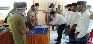 Lantik dan Kukuhkan Lima Aparat Desa, Ini Pesan Pj Kades Irwan Rosa
