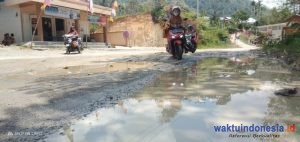 Jalur Liwa-OKUS Rusak, di Bedeng saja Sedikitnya 7 Titik Aspal Mengelupas dan Berlubang