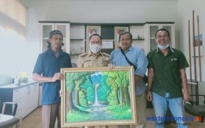 Cerita Komarudin, Pelukis Waykanan yang Diminta Sekda Saipul Gambar Air Terjun Putri Malu