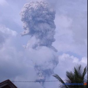 Siaga! Semburan Abu Vukanik Gunung Sinabung Capai 4.460mdpl, Zona Bahaya hingga 5Km