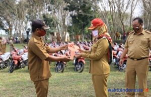 Ini Bukti Keseriusan Bupati Winarti Jalankan Program BMW bukan Isapan Jempol Belaka,  Serahkan 147 R2 untuk Kadus
