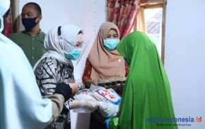 Ketua TP-PKK Dessy Adipati Bagikan Sembako di Kasui
