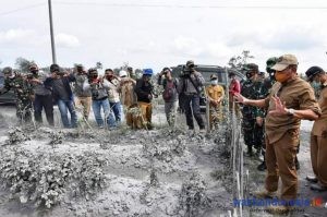 Gubernur Edy Rahmayadi Bagikan Ribuan Paket Sembako dan Obat untuk Warga Terdampak Erupsi Sinabung di Karo