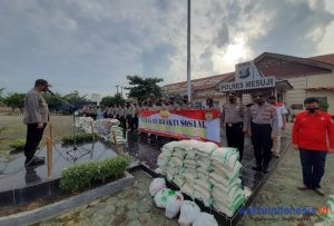 Hari Ini, Polres Mesuji Berikan 2 Ribu Karung Beras dan 475 Sembako di 105 Desa