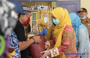Ketua Dekranasda Septi Bagikan Sembako 4 Lokasi Ini