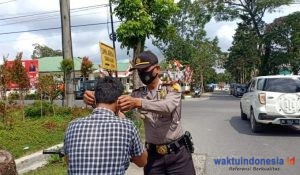 Polres Dairi Sosialisais AKB, Bagikan Masker dan Tekankan Ini kepada Pengusaha
