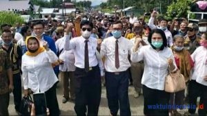 Khenoki – Era Era Daftar ke KPU Nias Barat Diringi Ribuan Simpatisan