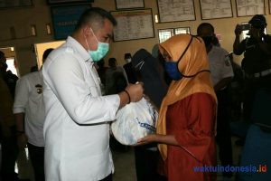 Bupati Pesawaran Salurkan 2.576 Paket Bahan Pangan Bagi Warga Terdampak Covid-19