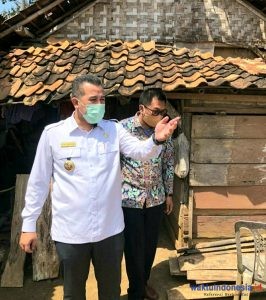 Serahkan Bantuan Bedah Rumah Di Tiga Kecamatan, Ini Harapan Bupati Dendi