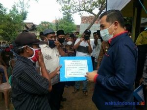 Bupati Dendi Serahkan Bantuan Ratusan Ribu Benih Ikan