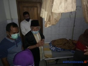 Tangis Orang Tua Bocah Terbakar Kaki Ini Pecah saat Bupati Saply Tanggung Biaya Pengobatan