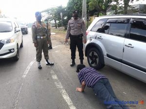 Puluhan Pengguna Jalan Pelanggar Prokes Dihukum Push Up Polres Pesawaran