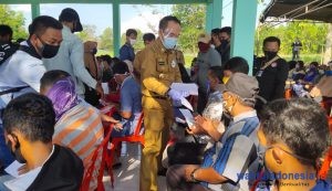 Di Hari Ulang Tahunnya, Bupati RAS Bagikan BLT APBD di Umpu Semenguk