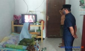 Aleg Nopiyadi Jenguk 2 Warga Waymengaku yang Terbaring Sakit