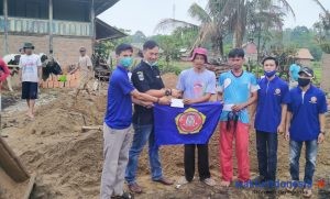 KT Pesibar Beri Tali Asih Korban Kebakaran