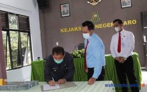 Kejari Karo Serahkan TGR Rp1,1 Miliar Kepada Bupati Karo