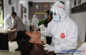 73 Jaksa, Pegawai – Honorer Kejari Karo Jalani Swab Test