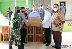 Bupati Karo Didampingi Ketua DPRD Sumatera Utara Serahkan Masker