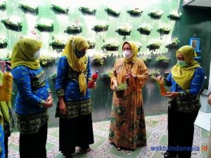 Usai Virtual Zoom Meeting, Linda Chrisna Latih Pengelolana Hasil Laut dan Menyulam Tapis