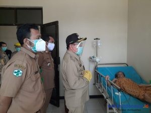 Bupati Saply Sambangi Warga Pengidap Penyakit Diabetes dan Beri Santunan