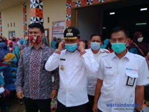 Bupati Parosil Serahkan 11.115 Ton Beras untuk Penerima PKH di Hanakau