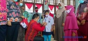 Wabup Mad Hasnurin Bagikan Seragam Gratis di SMPN 1 Liwa