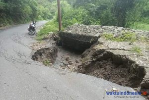 Bupati Karo Tinjau Jalan Amblas, Penanganan Ditimbun Pasir Gunung, Ini Tanggapan Warga