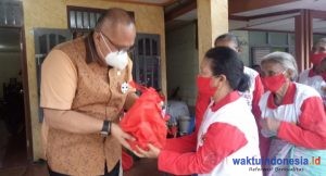 Anggota DPR RI Junimart Bagikan Sembako untuk Warga Dairi