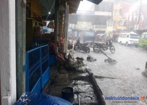 Drainase tak Berfungsi jadi Biang Kerok Banjir di Sebagian Badan Jalan Perniagaan Berastagi