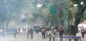 Polisi Dilempari Batu saat Unjuk Rasa Tolak UU Cipta Kerja di Sumut, 34 Personel Dilaporkan Terluka