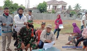 Anggota TNI AD Kawal Penyaluran BST di Bumiagung